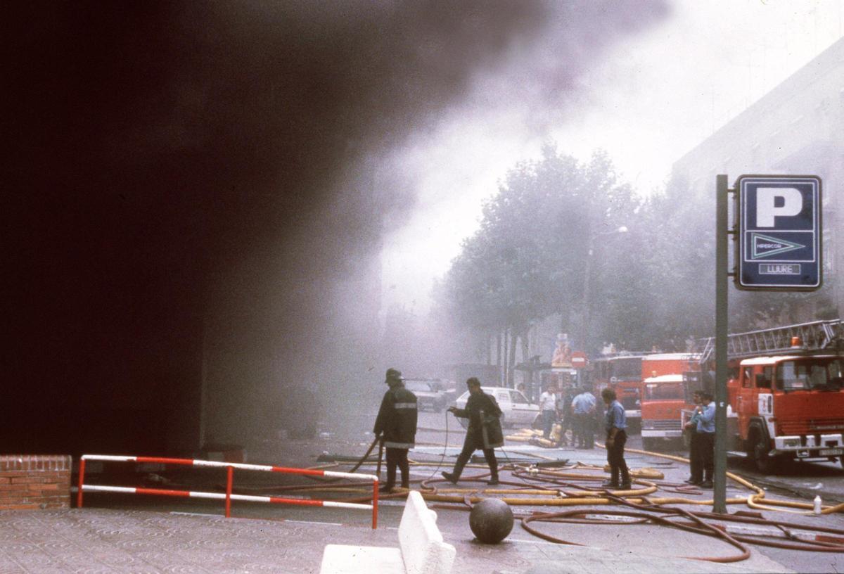 Fotografía tomada el 19 de junio de 1987, tras el atentado de ETA en el supermercado Hipercor de Barcelona, en el que murieron 15 personas.