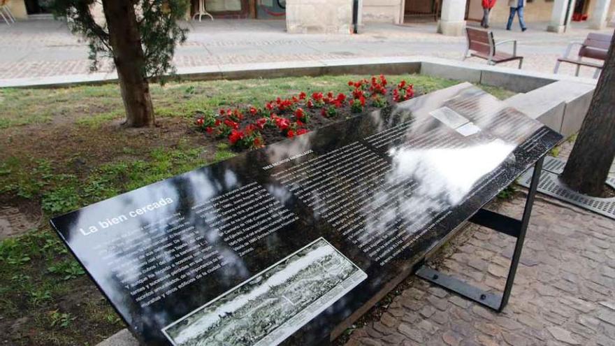 Panel con información sobre las murallas en la Plaza de los Ciento.