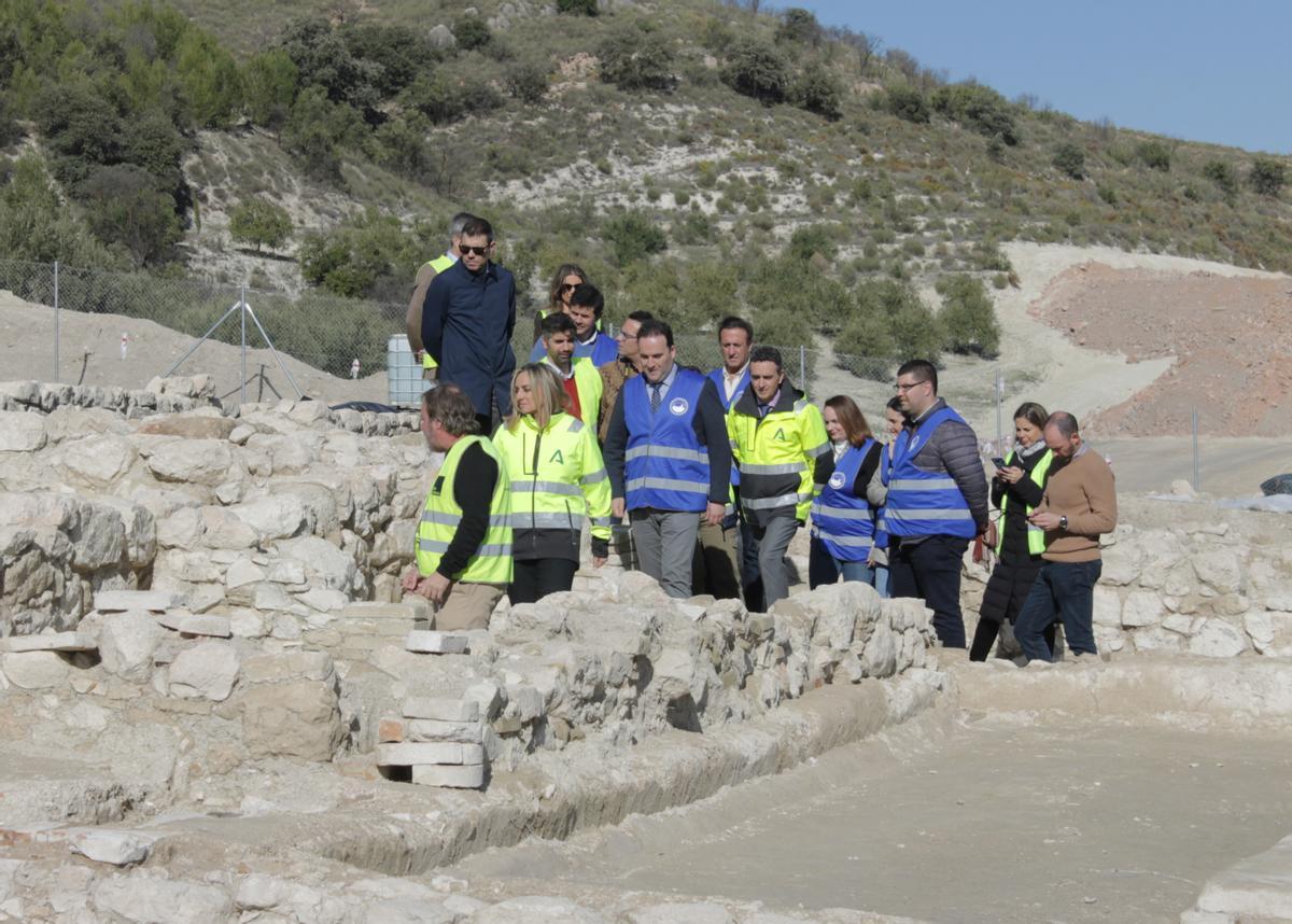 La consejera, acompañada de los dirigentes municipales y técnicos, accede a los restos arqueológicos.