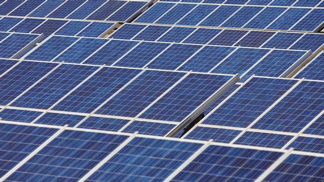 Solarmodule in großem Stil auf einem Feld: Etwas kleiner waren die Anlagen, die die Firma Franz Stuckmann Balears auf privaten Dächern montierte.