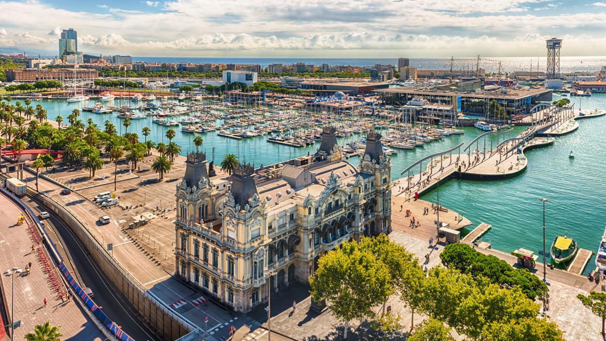 Vista aérea escénica de Port Vell desde lo alto del Monumento de Colón, Barcelona