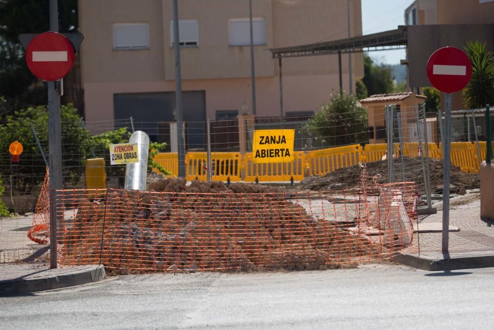 La sustitución de 500 metros de tubería del colector colapsa varias calles de la zona