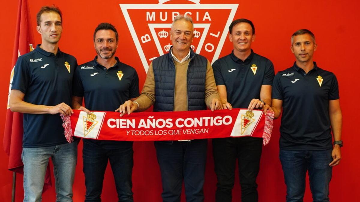 El nuevo cuerpo técnico del Real Murcia junto a Felipe Moreno.
