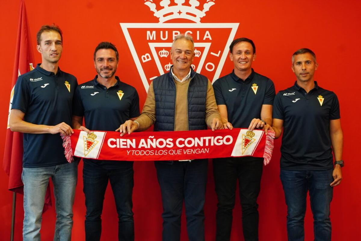 El nuevo cuerpo técnico del Real Murcia junto a Felipe Moreno.