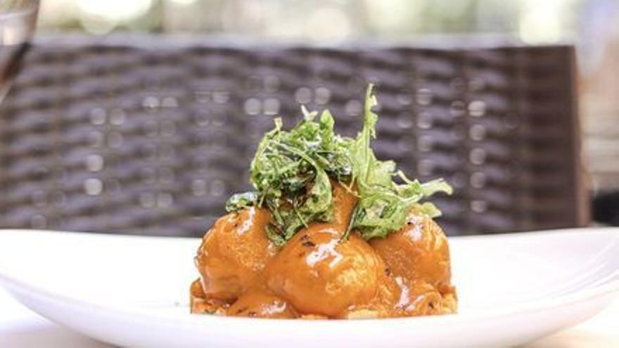 Las albóndigas de rabo de toro con salsa de higos de Asgaya (Madrid).