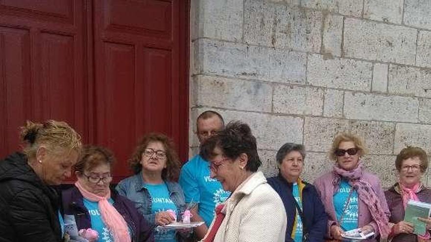 Voluntarios de Uccta informan a vecinos sobre el cáncer de mama.