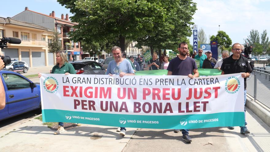 Unió de Pagesos culpa els supermercats de la “sagnia” amb els productors de llet fixant un preu per sota de cost