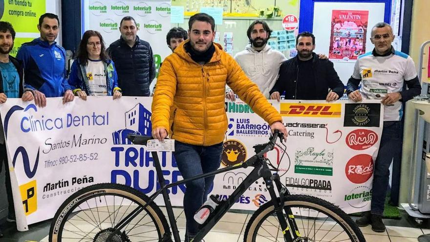 Fernando López se lleva la bicicleta del Club Martín Peña Construcciones Triatlón Duero | CEDIDA
