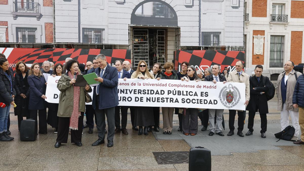 Lectura del manifiesto durante la concentración de representantes de los veintiséis decanatos de la Universidad Complutense de Madrid ante la sede del Gobierno madrileño.
