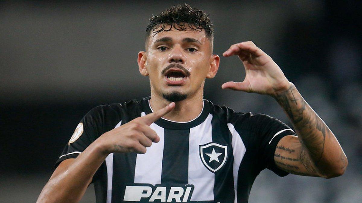 Así juega Tiquinho Soares, delantero del Botafogo