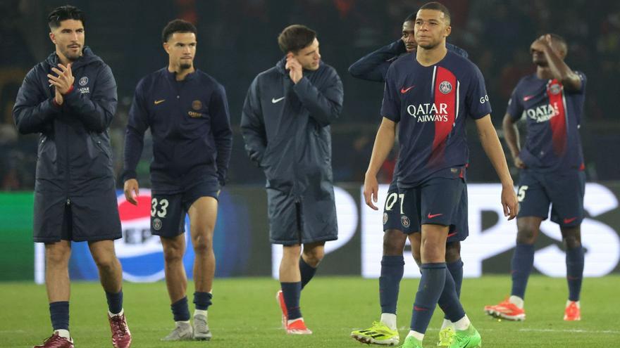 Mbappé i la resta de jugadors del Paris Saint-Germain abandonen el terreny decebuts per l’eliminació | TERESA SUÁREZ/EFE