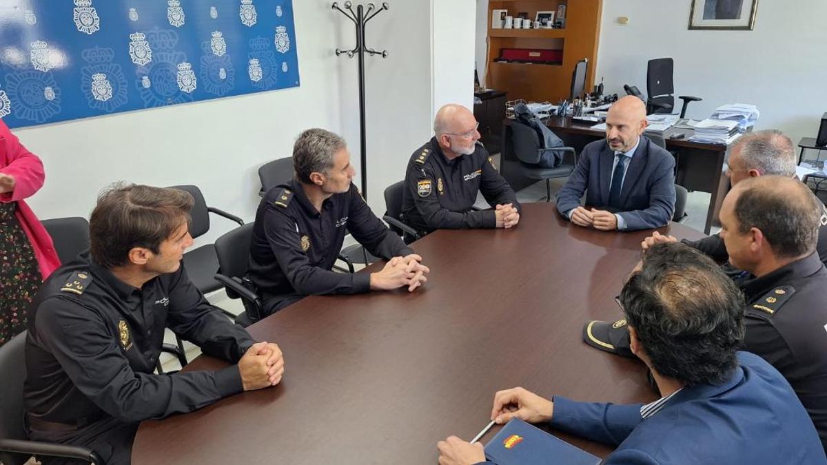 El subdelegado del Gobierno, Javier Salas, junto con los mandos policiales de Marbella.