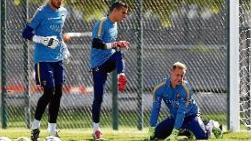 Ter Stegen, al costat de Masip i J.A. Suárez, està molt qüestionat.