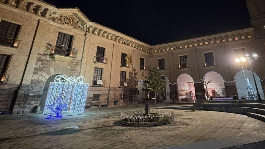Los vecinos presenciaron un año más el tradicional encendido en la plaza de España.