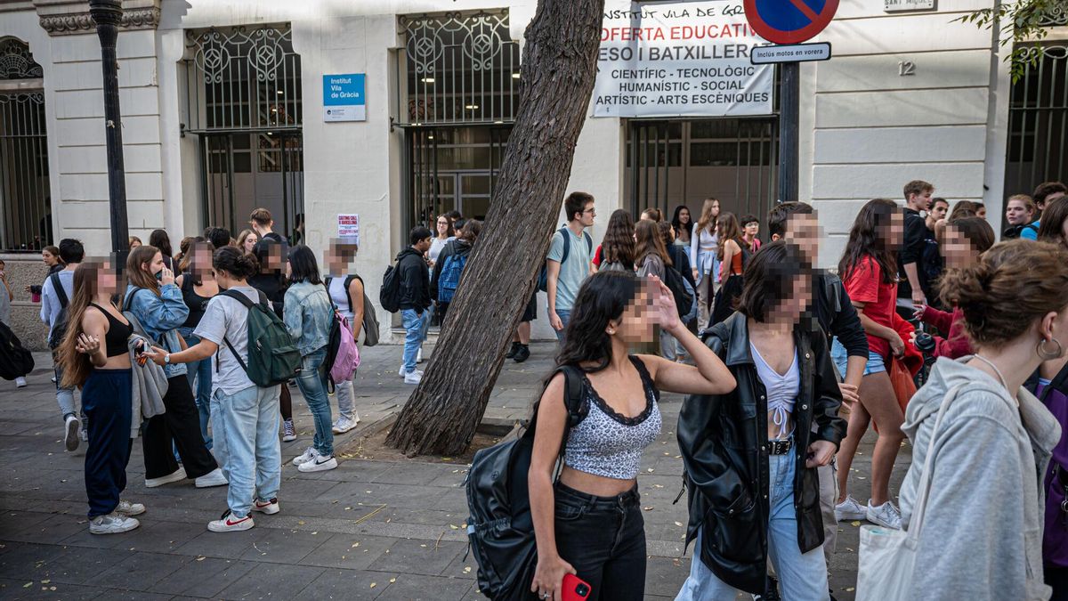 Adolescentes a la salida de un instituto en Barcelona.
