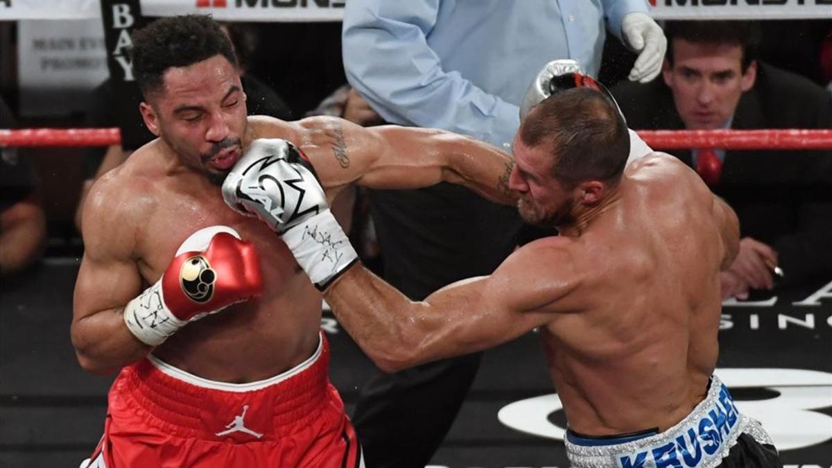 Un instante del espectacular combate entre Ward (a la izquierda) y Kovalev