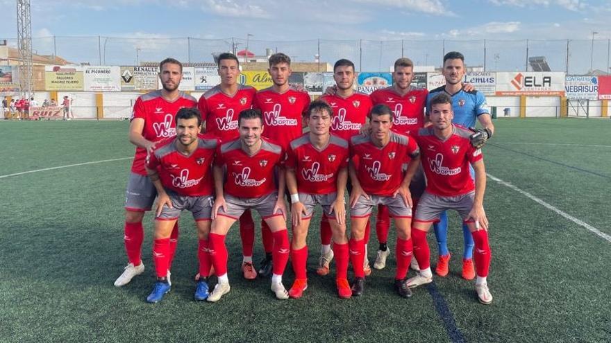 Formación del Pozoblanco en Lebrija ante el Antoniano.