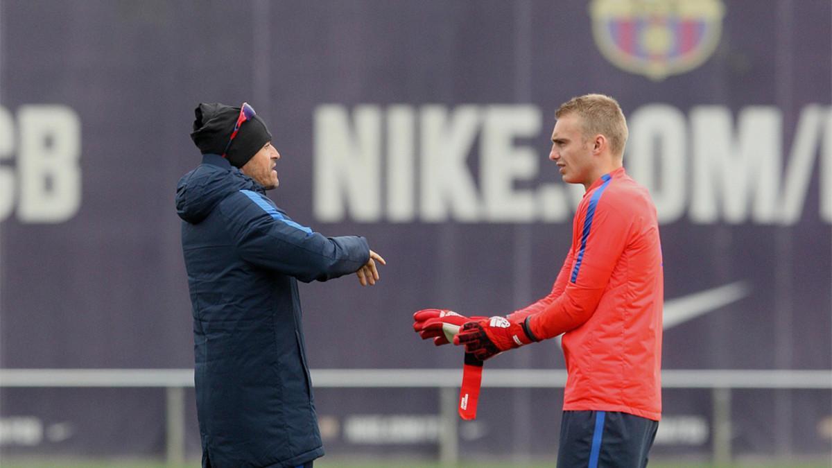 Luis Enrique Martínez y Jasper Cillessen durante un entrenamiento del FC barcelona en la Ciudad Deportiva Joan Gamper