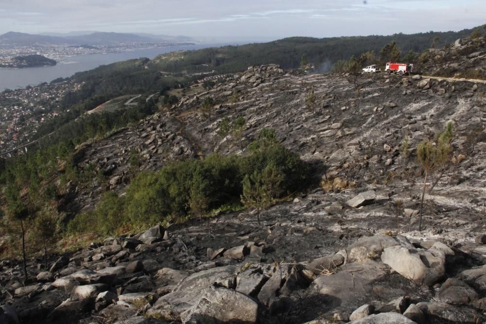 Incendios en Galicia | Un incendio nocturno quema 15 hectáreas en Domaio sobre el puente de Rande