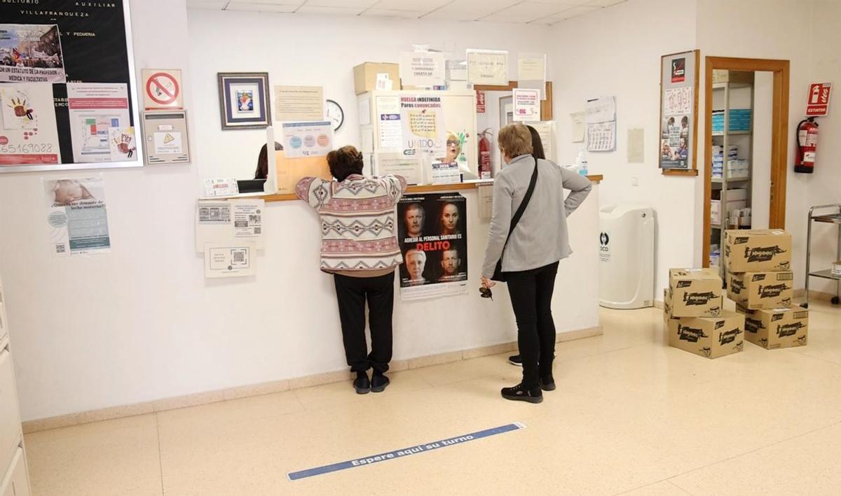 Pacientes en el mostrador del consultorio