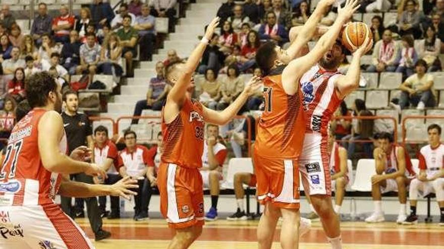Una acción del Gijón Basket-Porriño.