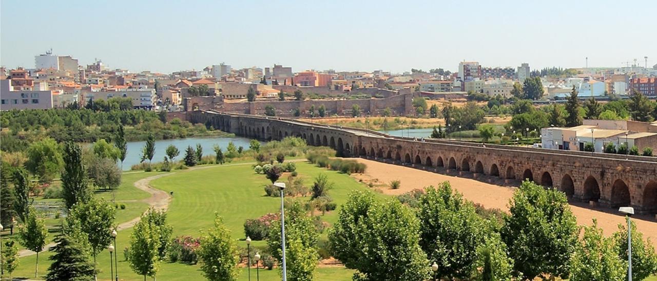 Vista panorámica del Puente Romano de Mérida.