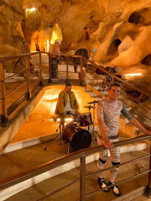 Javier Ojeda graba su último vídeoclip en la Cueva del Tesoro