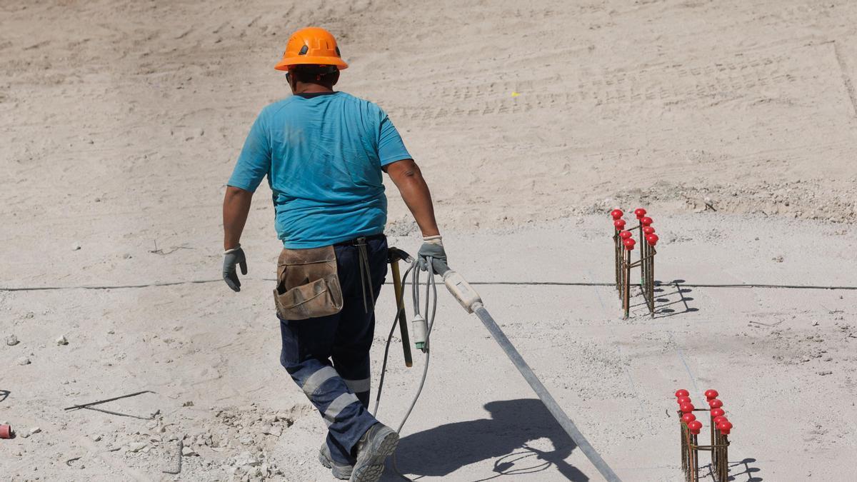 Un obrero durante la construcción de una obra.