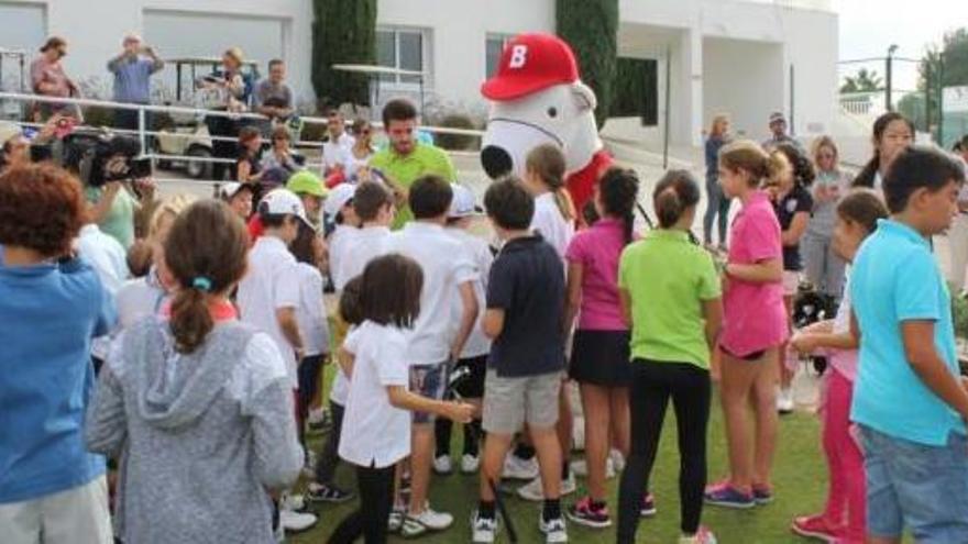 Un grupo de niños rodea al Oso Bogey, gran protagonista del torneo celebrado en Altorreal. f la opinión