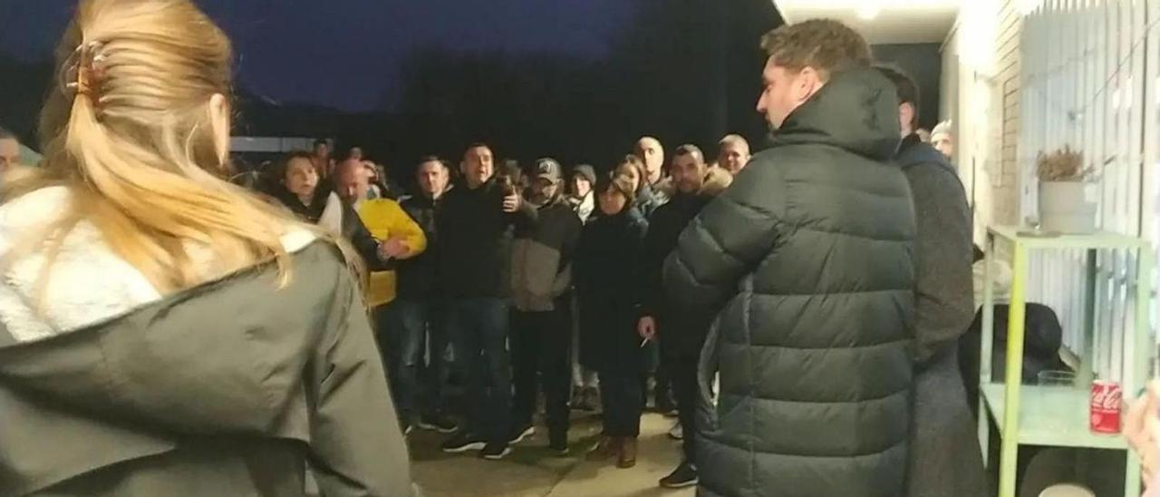 El presidente del club, con un chaquetón largo, ayer increpado por la gente concentrada en Santa Bárbara. |