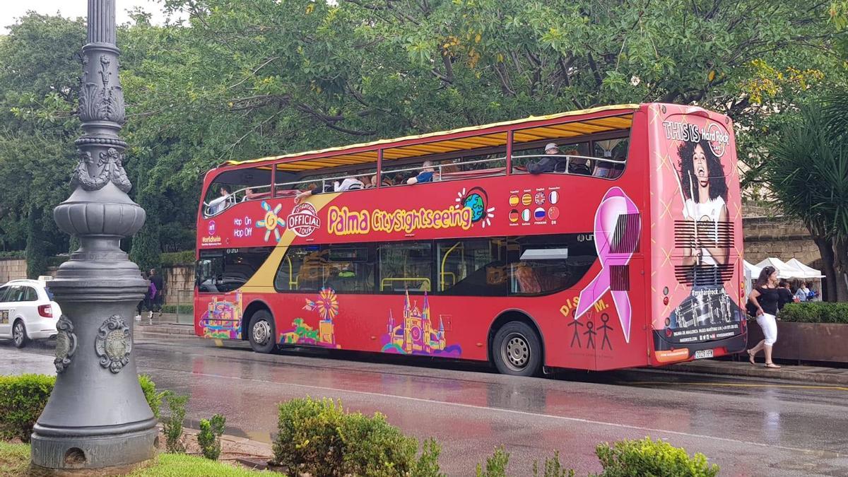 Uno de los autobuses de City Sightseeing Palma luciendo un lazo rosa con motivo del Mes de Sensibilización contra el cáncer de mama.