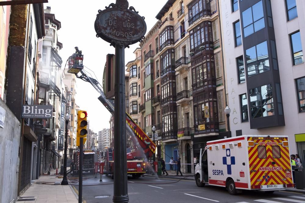 Incendio en un edificio de la calle Los Moros en Gijón