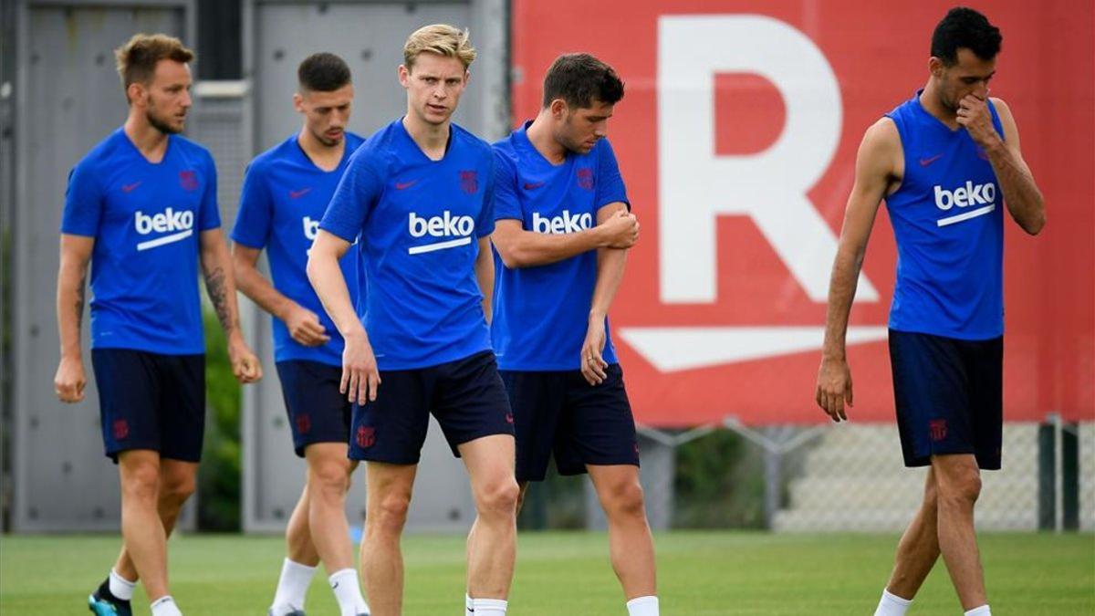 Rakitic, Lenglet, De Jong, Sergi Roberto y Busquets, en un entrenamiento