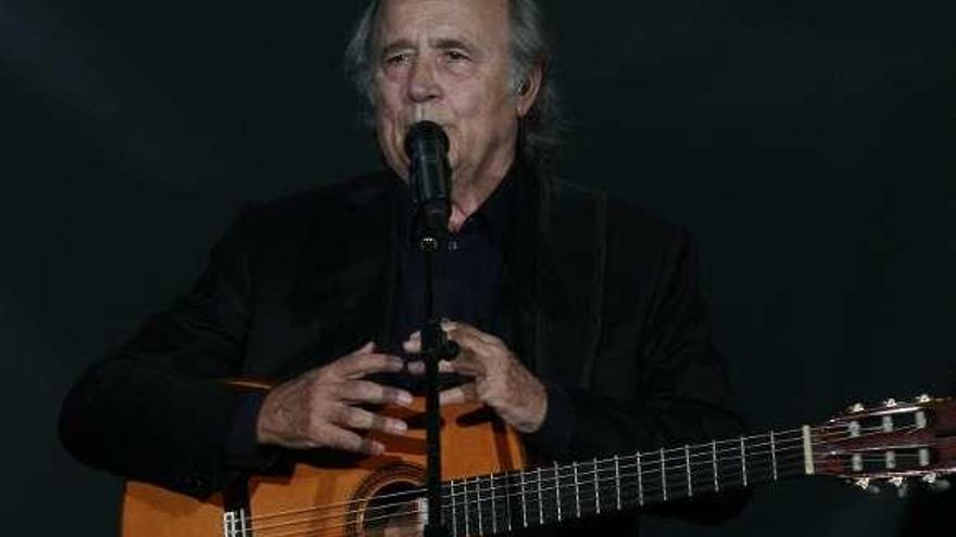 Serrat, en su concierto en A Coruña el viernes. // Casteleiro/ Roller Agencia