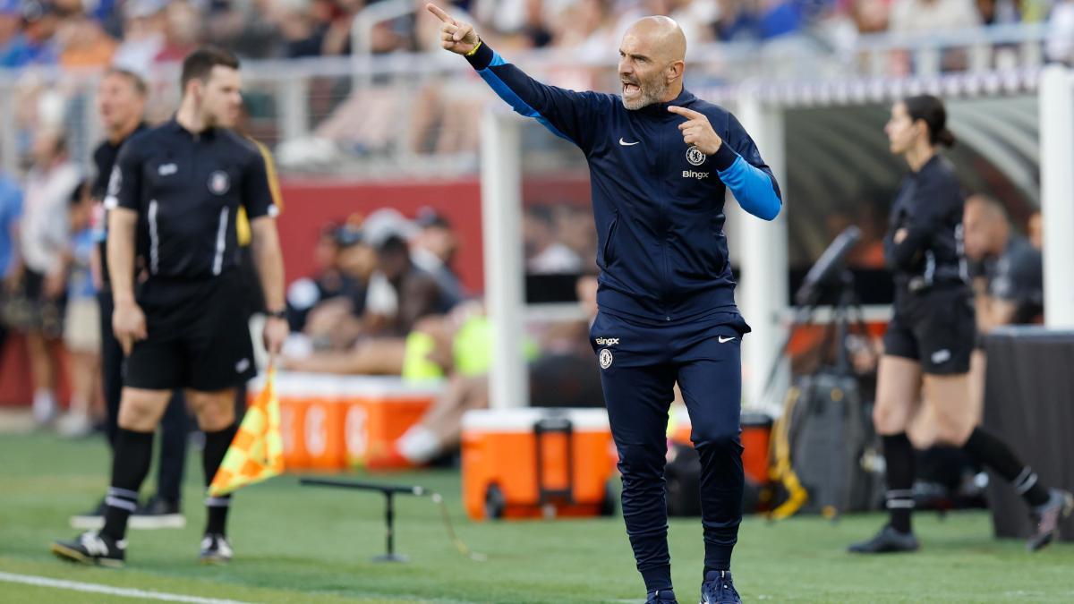 Enzo Maresca, entrenador del Chelsea, dando instrucciones