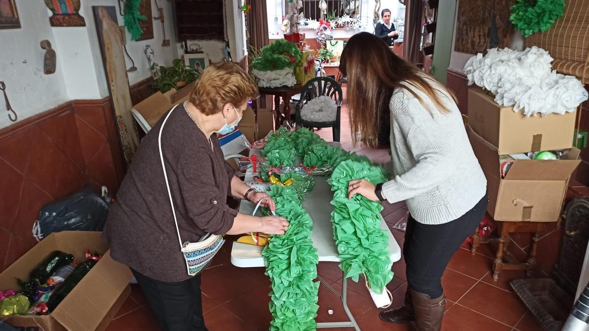Preparativos de los adornos de Navidad de la AVV del Barrio de San Agustín.