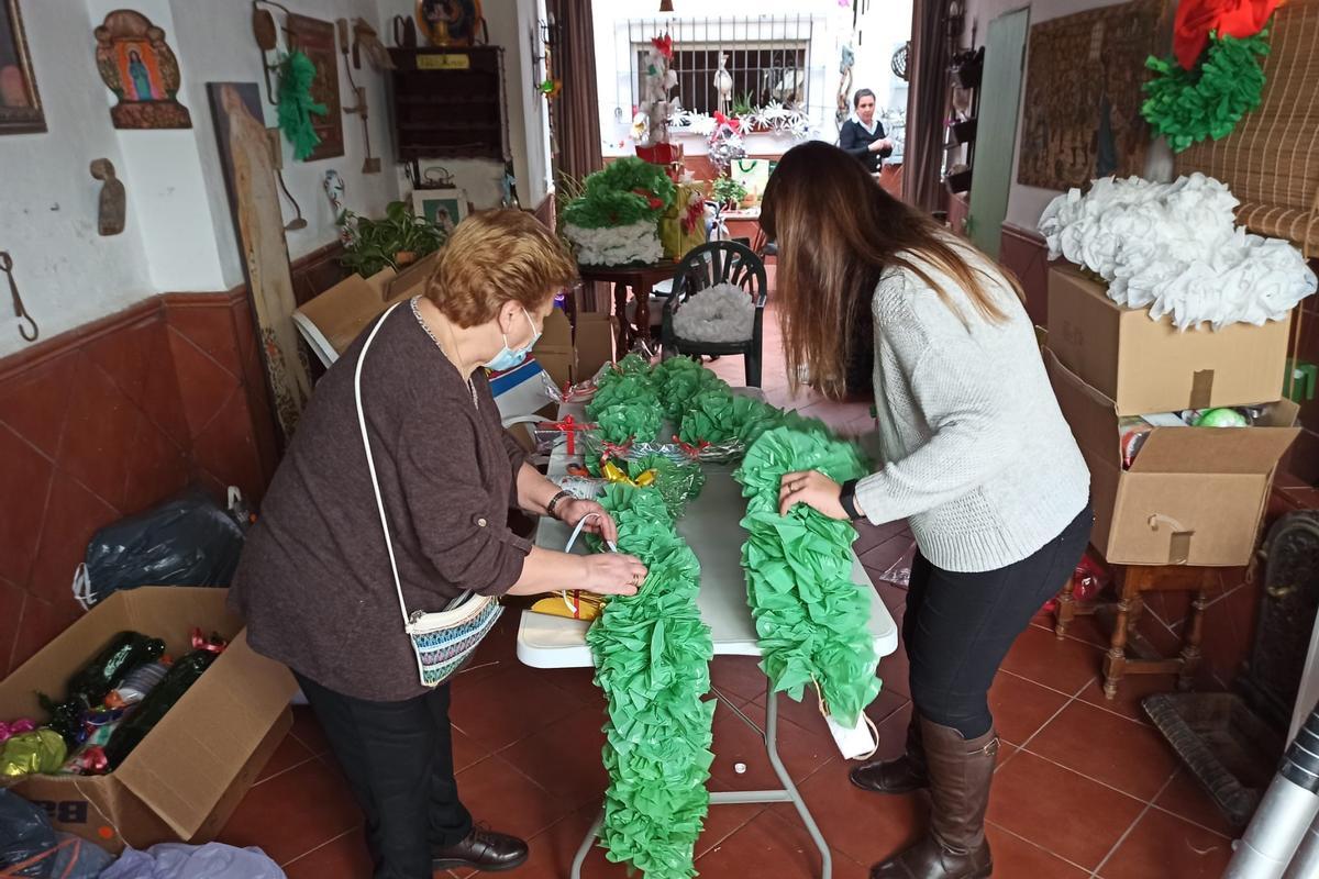 Preparativos de los adornos de Navidad de la AVV del Barrio de San Agustín.