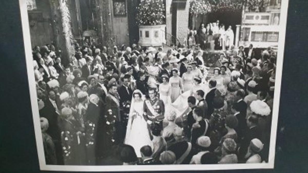 Fotografía del desfile nupcial de Juan Carlos I y doña Sofía.