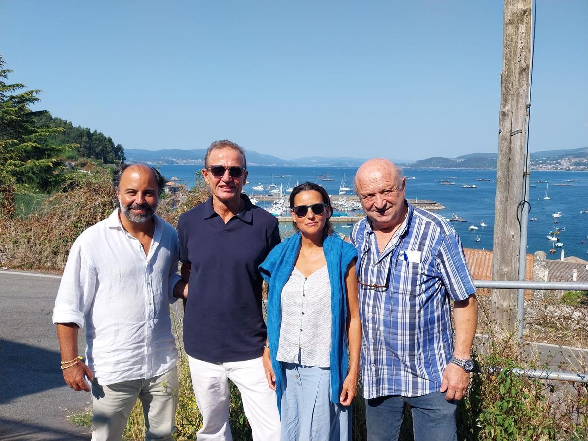 El conde Lecquio, junto a su esposa, a Manuel Bouzón «Peixoto» y a un amigo, con el puerto de Beluso de fondo.