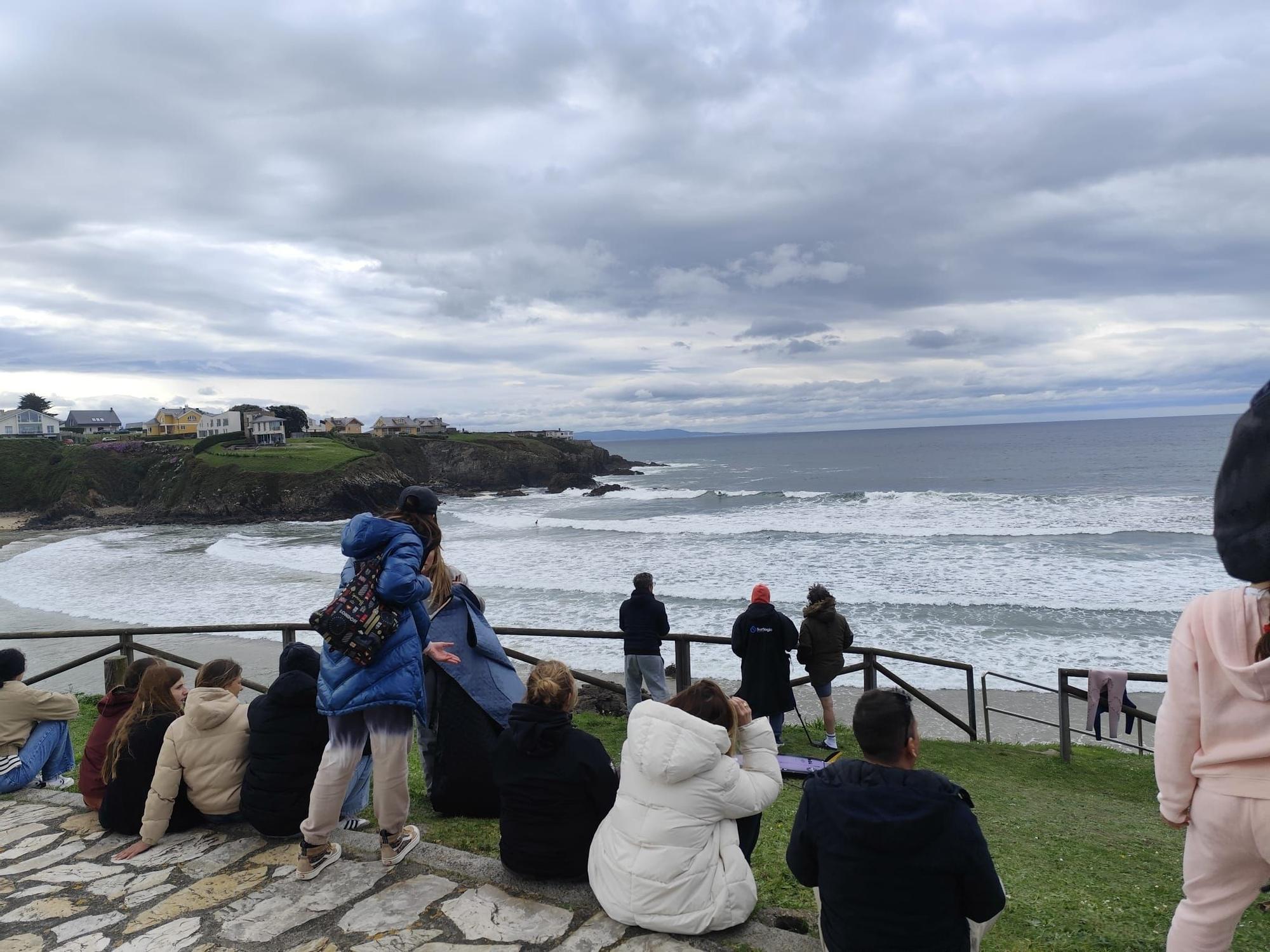 En imágenes: El ambiente surfista toma la playa de Tapia este puente