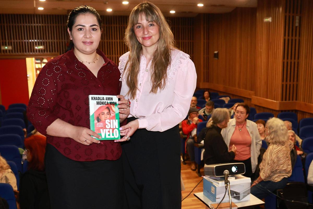 La escritora gallega Mónica Nion con Khadija Amin, este miércoles en la sede de la Fundación ONCE de Vigo.