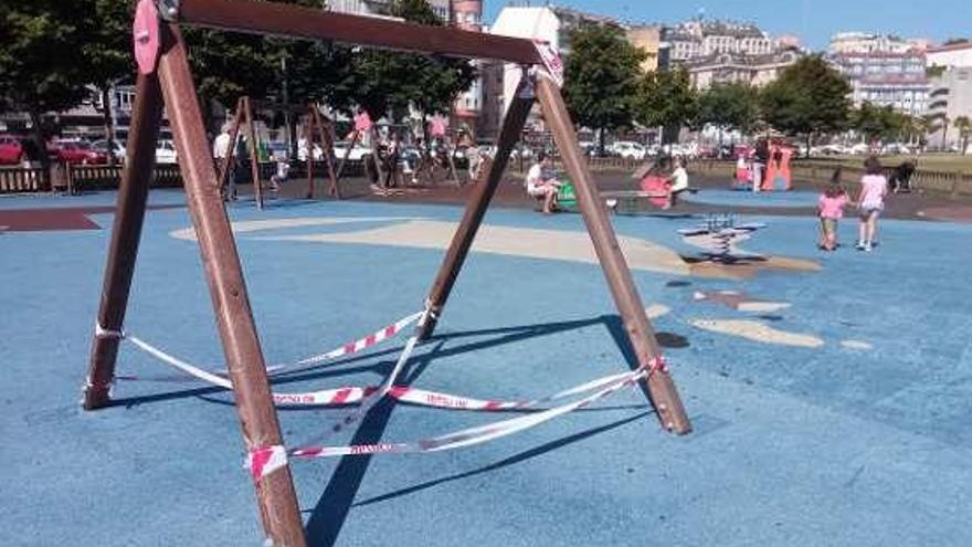 El parque del paseo marítimo, con el columpio adaptado precintado.