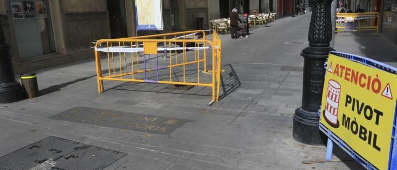 Un coche arranca el pivote móvil entre la calle Sant Francesc de Borja y el Paseo