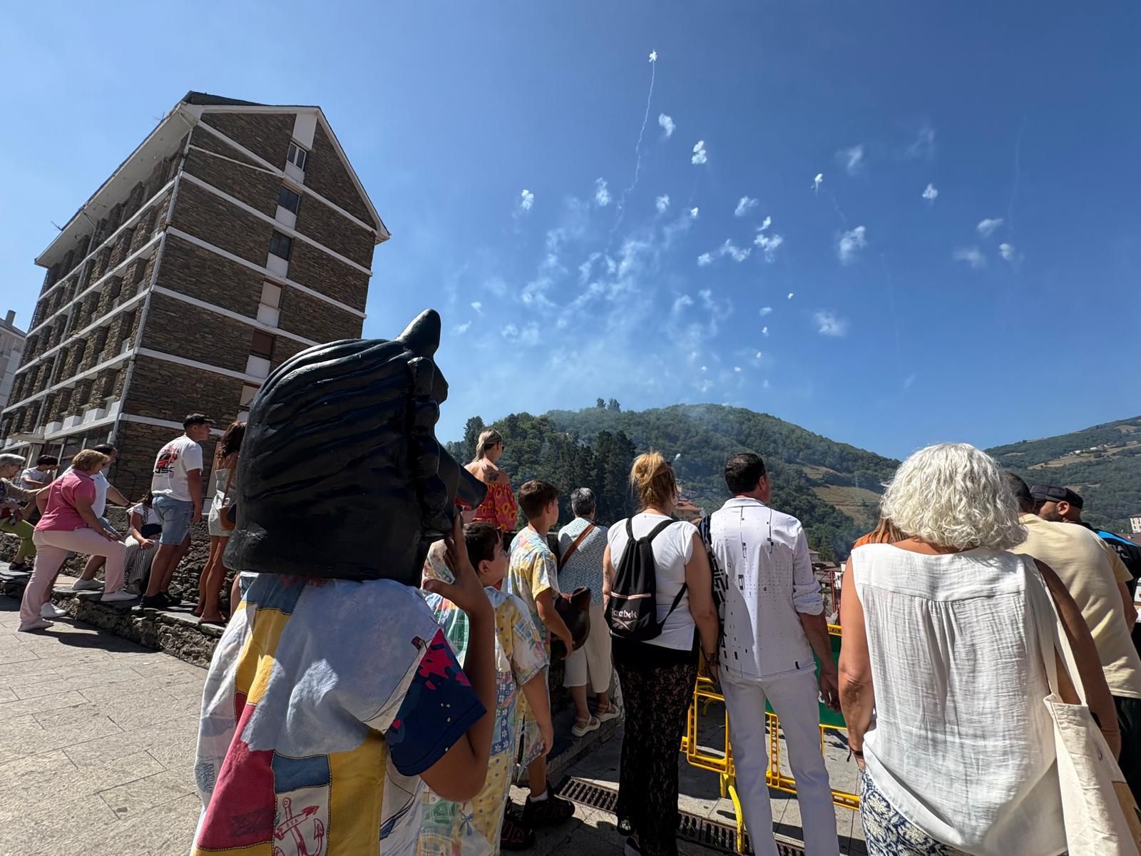 Los gigantes y cabezudos llenan de color y música Cangas del Narcea