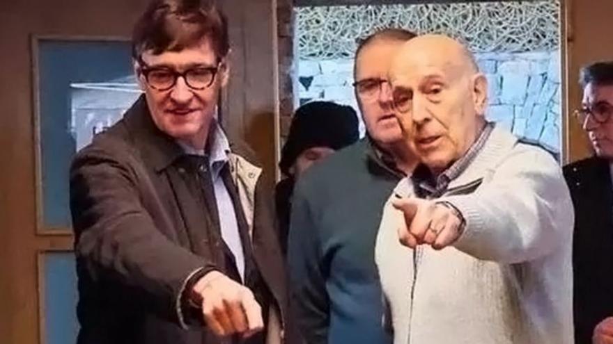 Salvador Illa, amb l’alcalde de Folgueroles, Miquel Serra, de Junts. |  JORDI BEDMAR / GOVERN