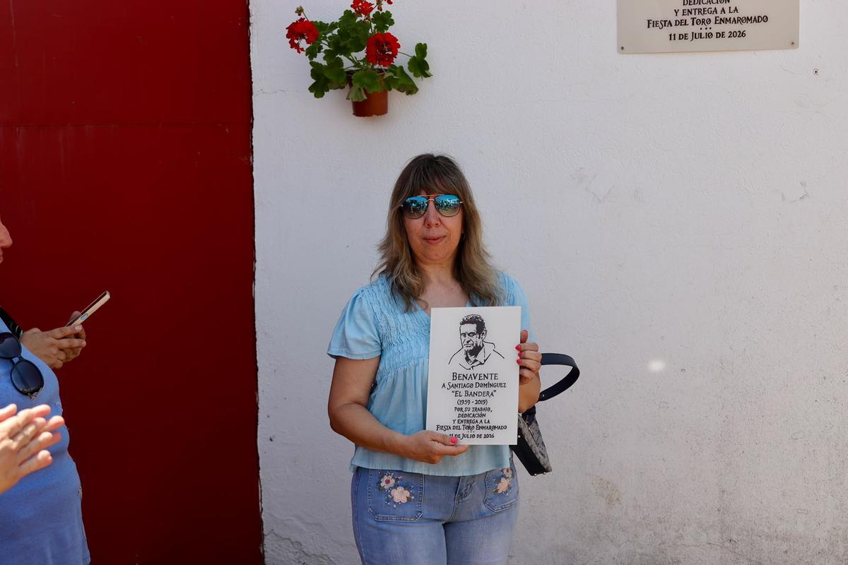 La viduda con una réplica de la placa.