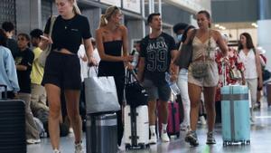 Llegada de viajeros al aeropuerto de Málaga, el verano pasado. ÁLEX ZEA