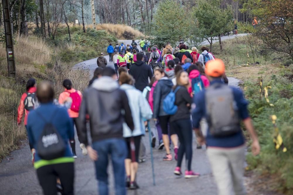 Más de medio millar de personas se citaron esta mañana en Coruxo para recorrer la zona quemada en octubre de 2017.