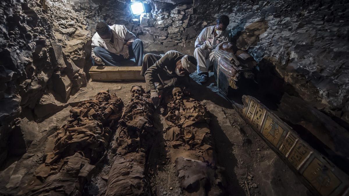 Momias de una mujer y sus dos hijos halladas en la tumba de un orfebre del dios Amón, en Luxor.