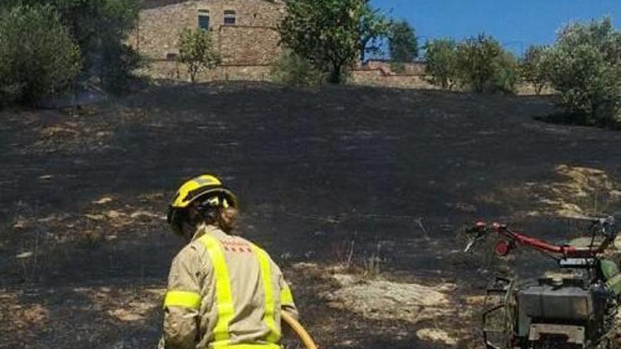 Els Bombers remullant la zona afectada a Vilajuïga.